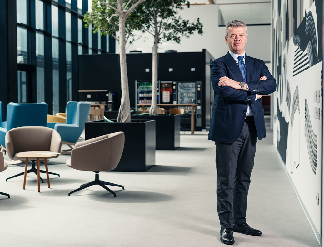 Portrait d'Andrea Moschetti, Executive Chairman, dans l'espace d'accueil du siège FAAC