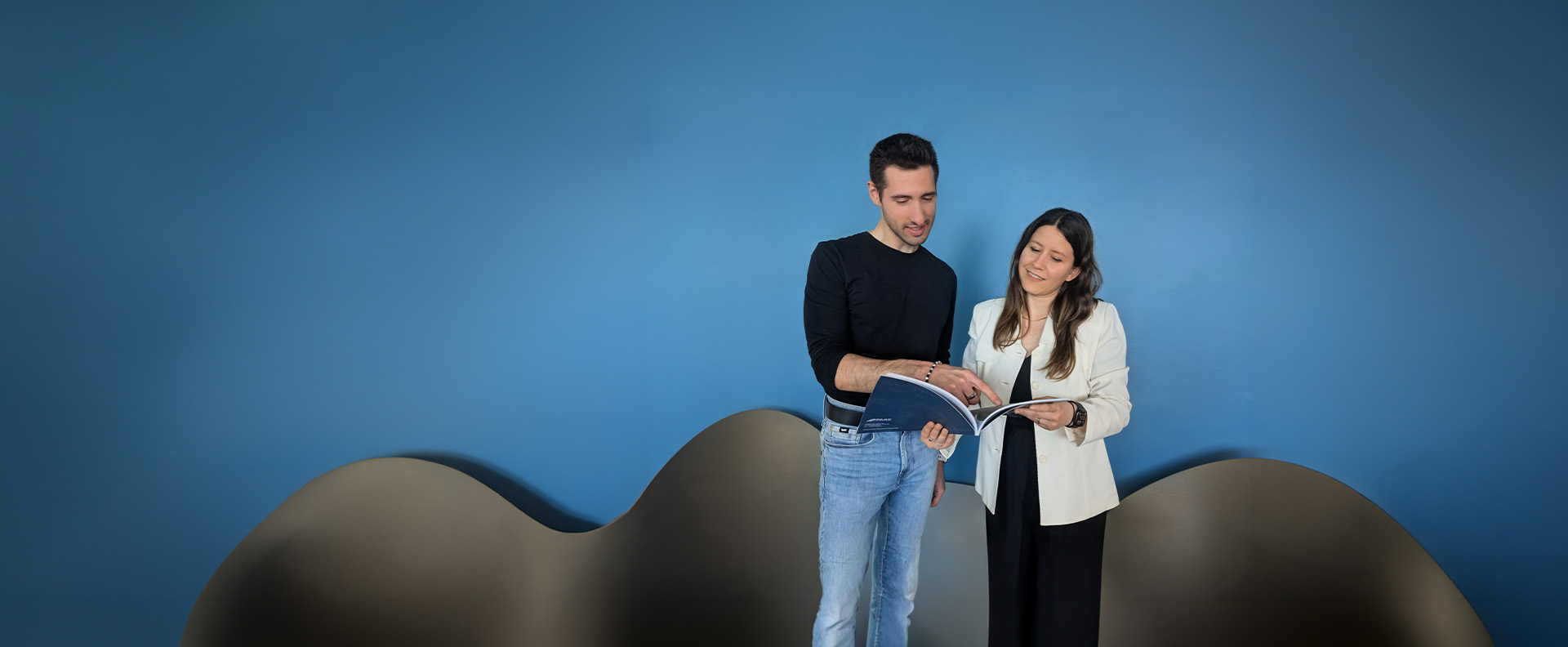 Deux collaborateurs FAAC consultent le rapport ESG