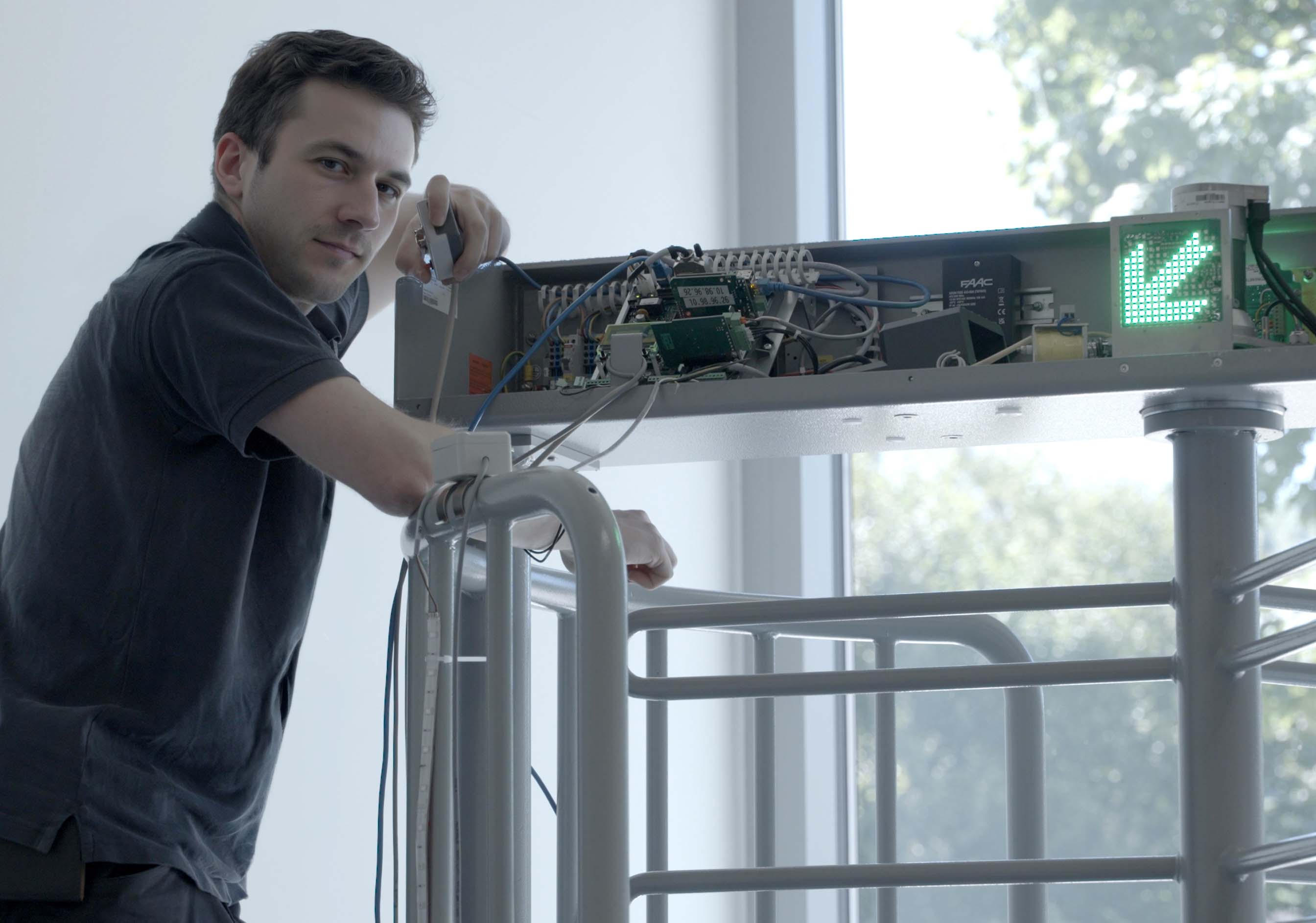 Technicien intervenant sur un tourniquet pleine hauteur