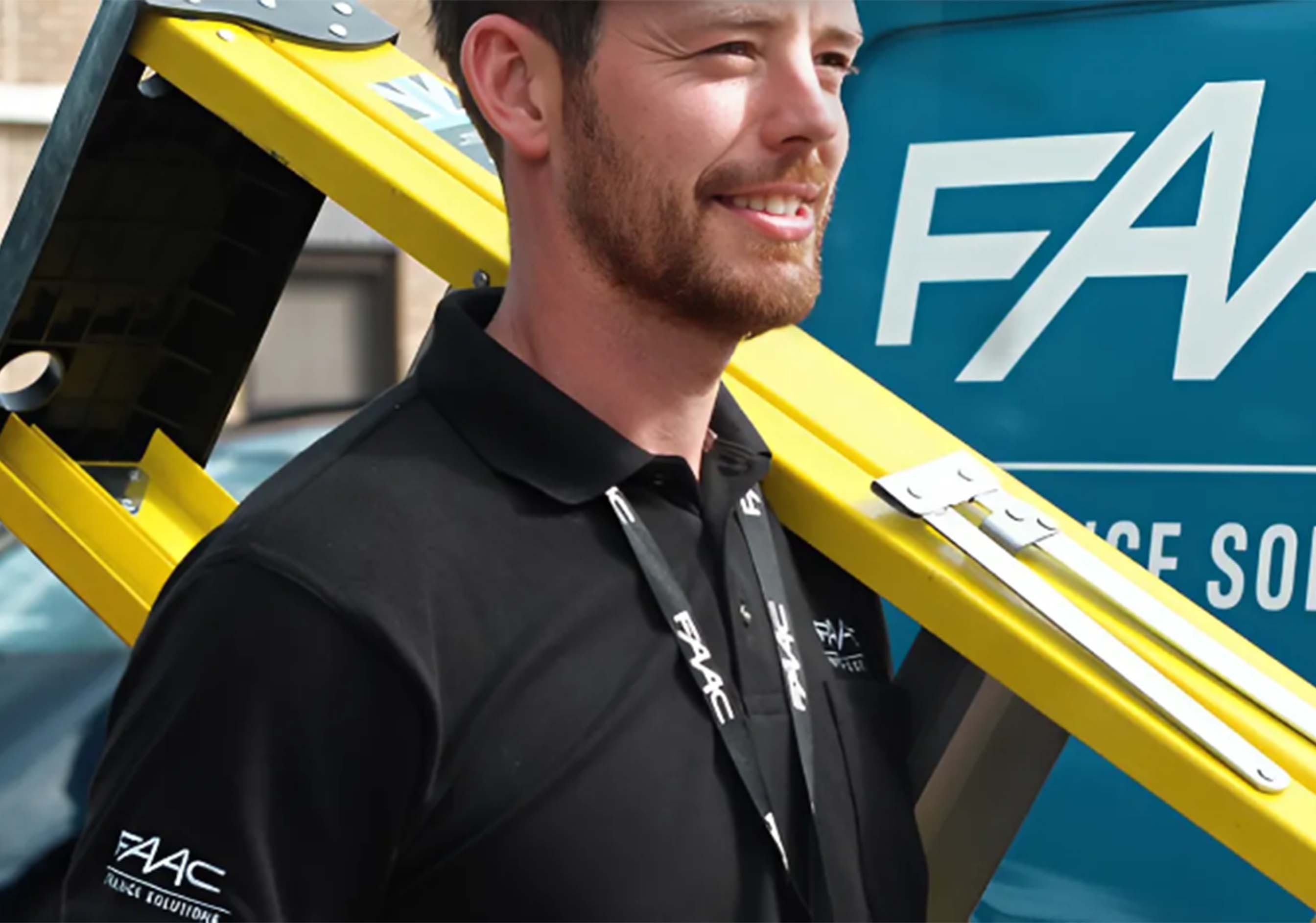 Technicien FAAC réalisant des travaux sur une entrée automatique