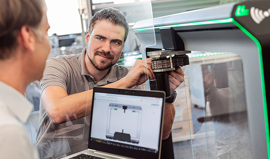Technicien FAAC réalisant un diagnostic sur ordinateur portable